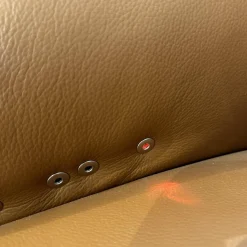 Rom 2-Sitzer-Sofas|Sofa Vitis Leder Montana Cognac Braun Füße 01BL Black Schwarz Mit Ausklappbarer Fußablage