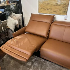 Rom 2-Sitzer-Sofas|Sofa Vitis Leder Montana Cognac Braun Füße 01BL Black Schwarz Mit Ausklappbarer Fußablage