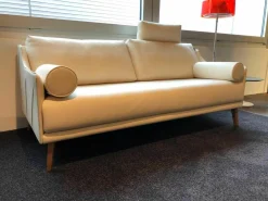 Artanova 2-Sitzer-Sofas|Sofa Zelos Leder L35 Fb. 81 Weiß Füße Holz Braun Geölt