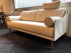 Artanova 2-Sitzer-Sofas|Sofa Zelos Leder L35 Fb. 81 Weiß Füße Holz Braun Geölt