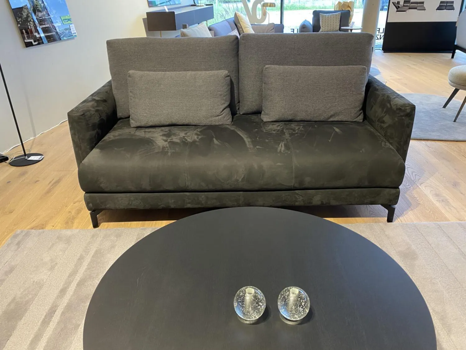 Rolf Benz 2-Sitzer-Sofas|Sofabank Nuvola Bezug Leder 42.400 Anthrazitgrau Aluminiumgussfuß Verkehrsschwarz