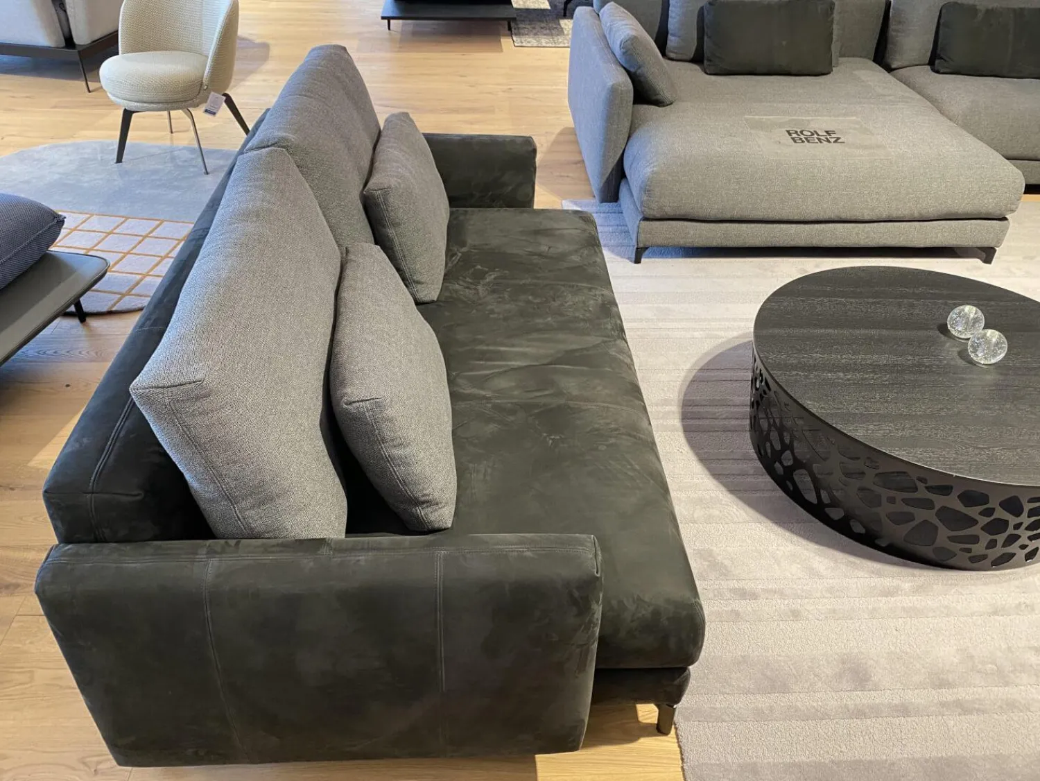 Rolf Benz 2-Sitzer-Sofas|Sofabank Nuvola Bezug Leder 42.400 Anthrazitgrau Aluminiumgussfuß Verkehrsschwarz