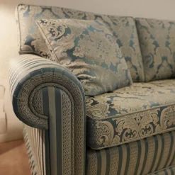 Finkeldei Polstergruppen|Sofagarnitur Modell Nora Sofa 2 Sitzig unda 2,5 Sitzig und Sessel Nora Stoff Bezug R 2774 R 2776 Bezug Blau Grau Sitz und Rücken Floral Korpus Gestreift Blau Grau