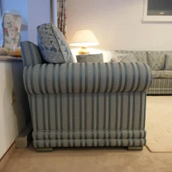 Finkeldei Polstergruppen|Sofagarnitur Modell Nora Sofa 2 Sitzig unda 2,5 Sitzig und Sessel Nora Stoff Bezug R 2774 R 2776 Bezug Blau Grau Sitz und Rücken Floral Korpus Gestreift Blau Grau