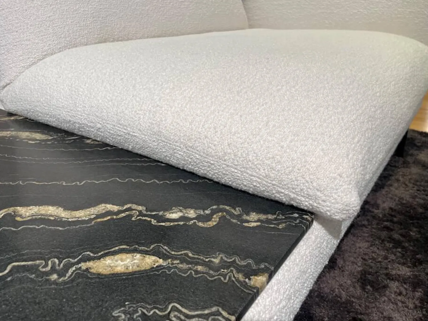 Bielefelder Werkstätten Wohnlandschaften|Sofalandschaft Heaven Stoff Queen 171 Wollweiß Weiß Metallfuß Rund Matt Schwarz Auflagetischplatte Quarzit Dunkel Mit Hocker