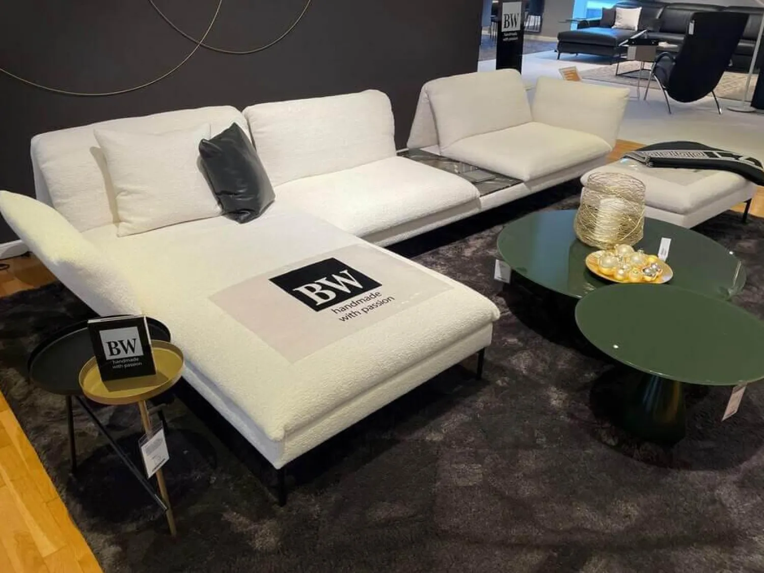 Bielefelder Werkstätten Wohnlandschaften|Sofalandschaft Heaven Stoff Queen 171 Wollweiß Weiß Metallfuß Rund Matt Schwarz Auflagetischplatte Quarzit Dunkel Mit Hocker