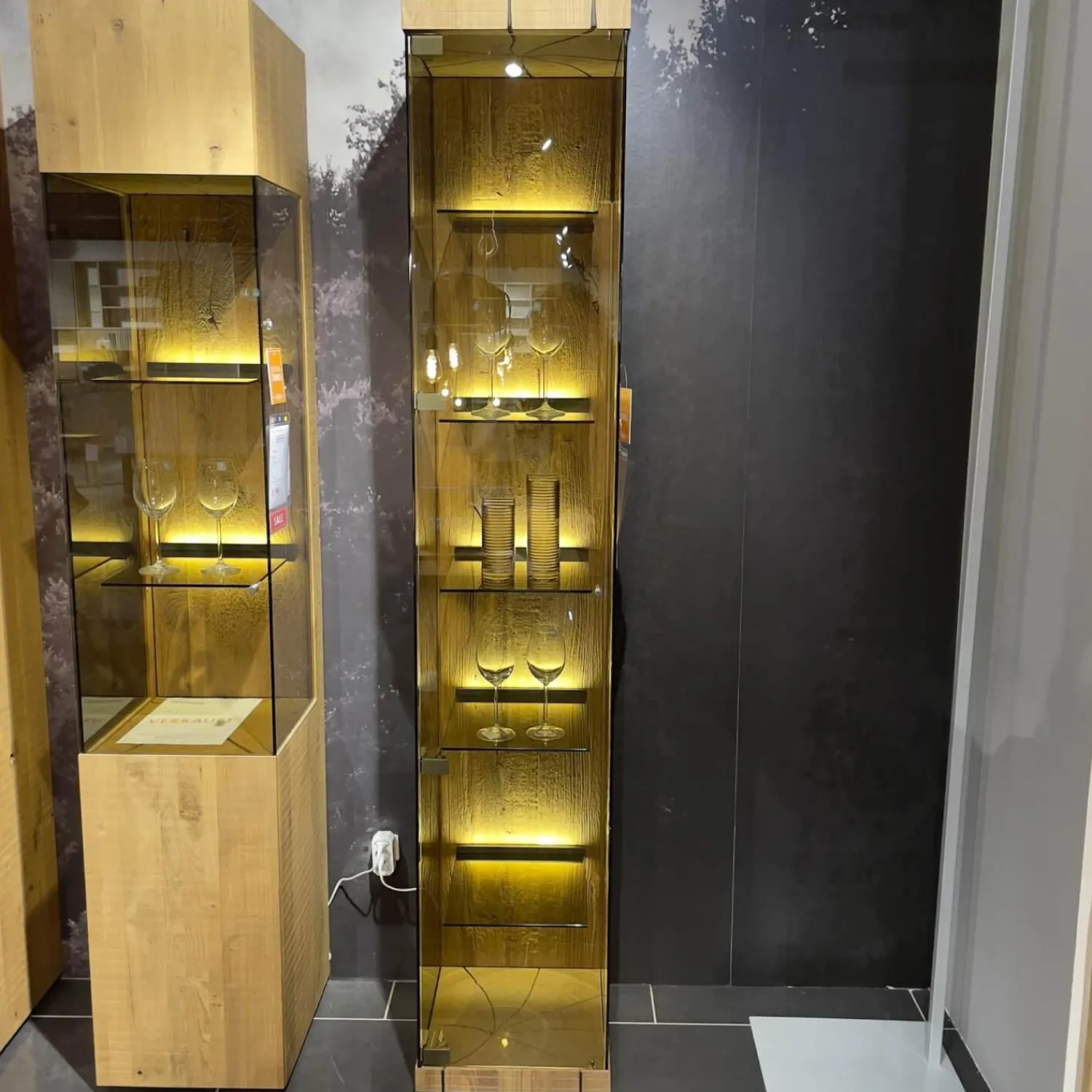 Hartmann Vitrinen & Highboards|Standvitrine Benjo Rechts Kerneiche Umato Sägerau Gebürstet Mit Beleuchtung Ohne Dekoration