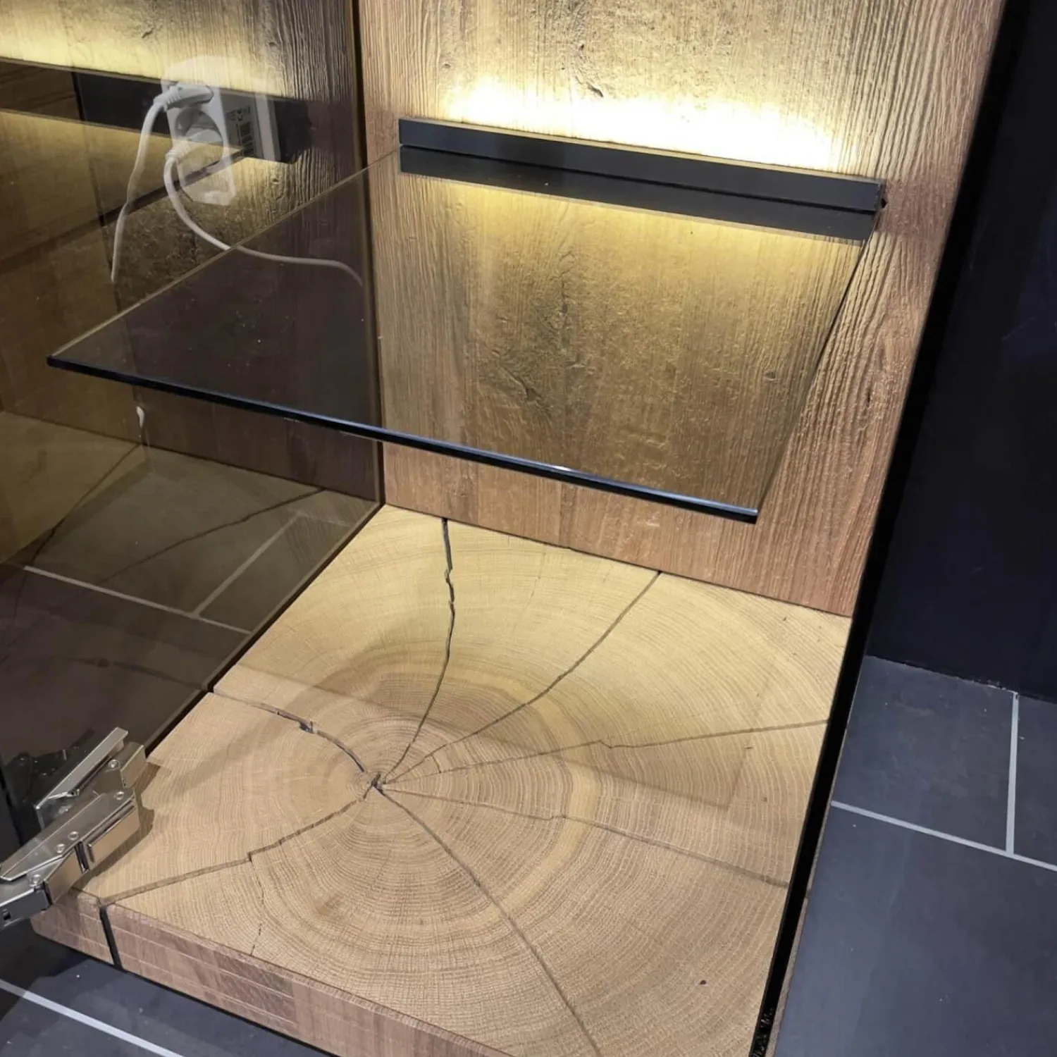 Hartmann Vitrinen & Highboards|Standvitrine Benjo Rechts Kerneiche Umato Sägerau Gebürstet Mit Beleuchtung Ohne Dekoration