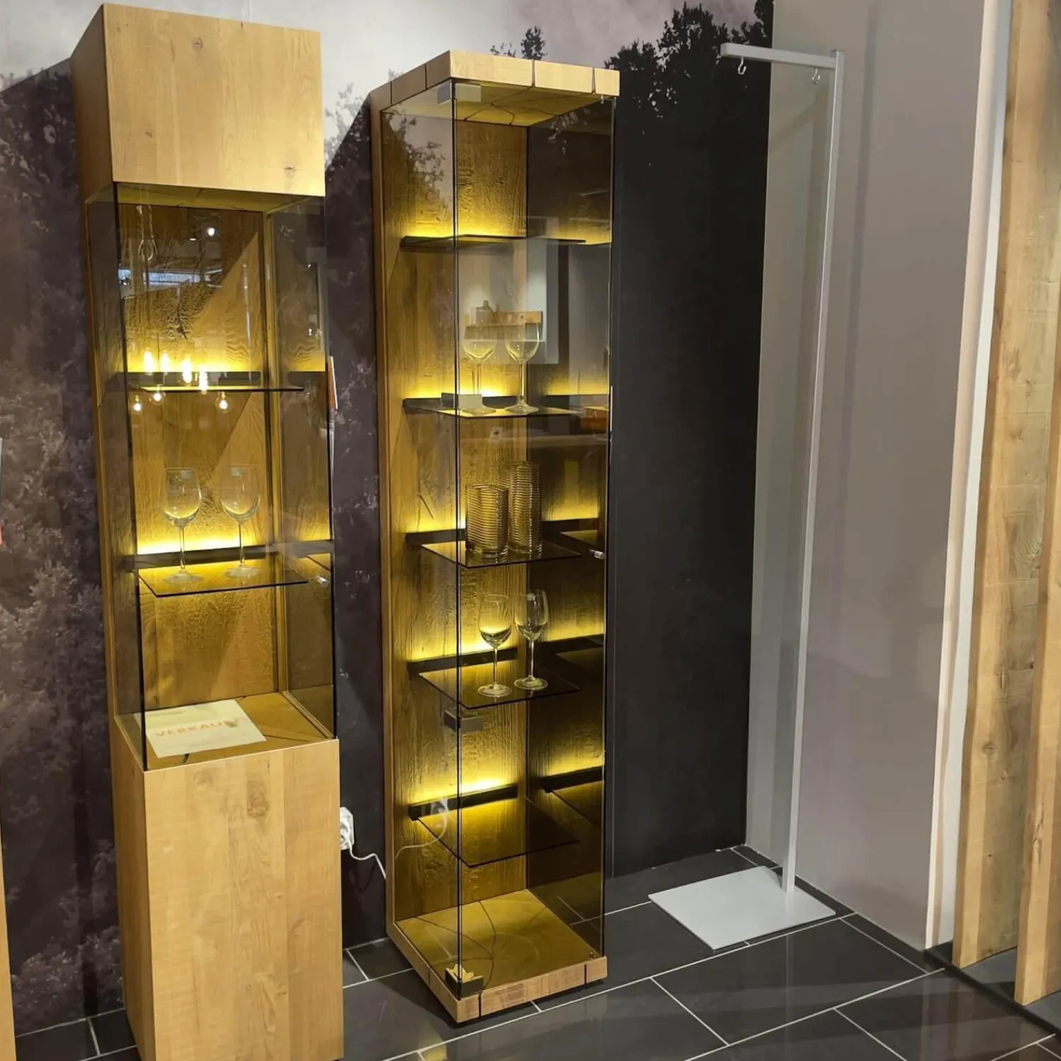 Hartmann Vitrinen & Highboards|Standvitrine Benjo Rechts Kerneiche Umato Sägerau Gebürstet Mit Beleuchtung Ohne Dekoration