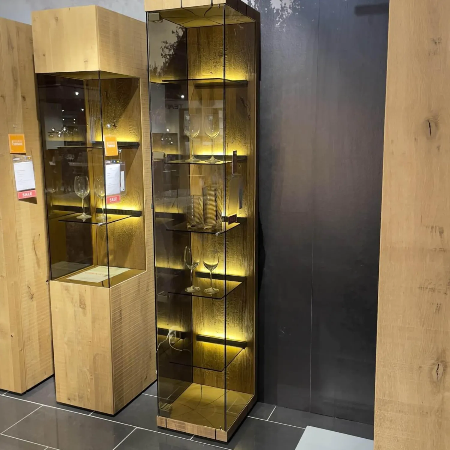 Hartmann Vitrinen & Highboards|Standvitrine Benjo Rechts Kerneiche Umato Sägerau Gebürstet Mit Beleuchtung Ohne Dekoration