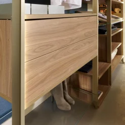 Cabinet Regale|Stangensystem Atrio Alu Goldfarbig Holzdekor Wallnuss