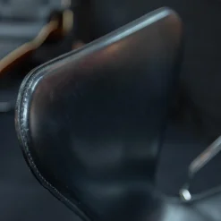 Fritz Hansen Einzelstühle|Stuhl 3207 Serie 7 Sitzschale Vollpolster Bezug Leder Kat. 5 Schwarz Untergestell Stahlrohr Verchromt