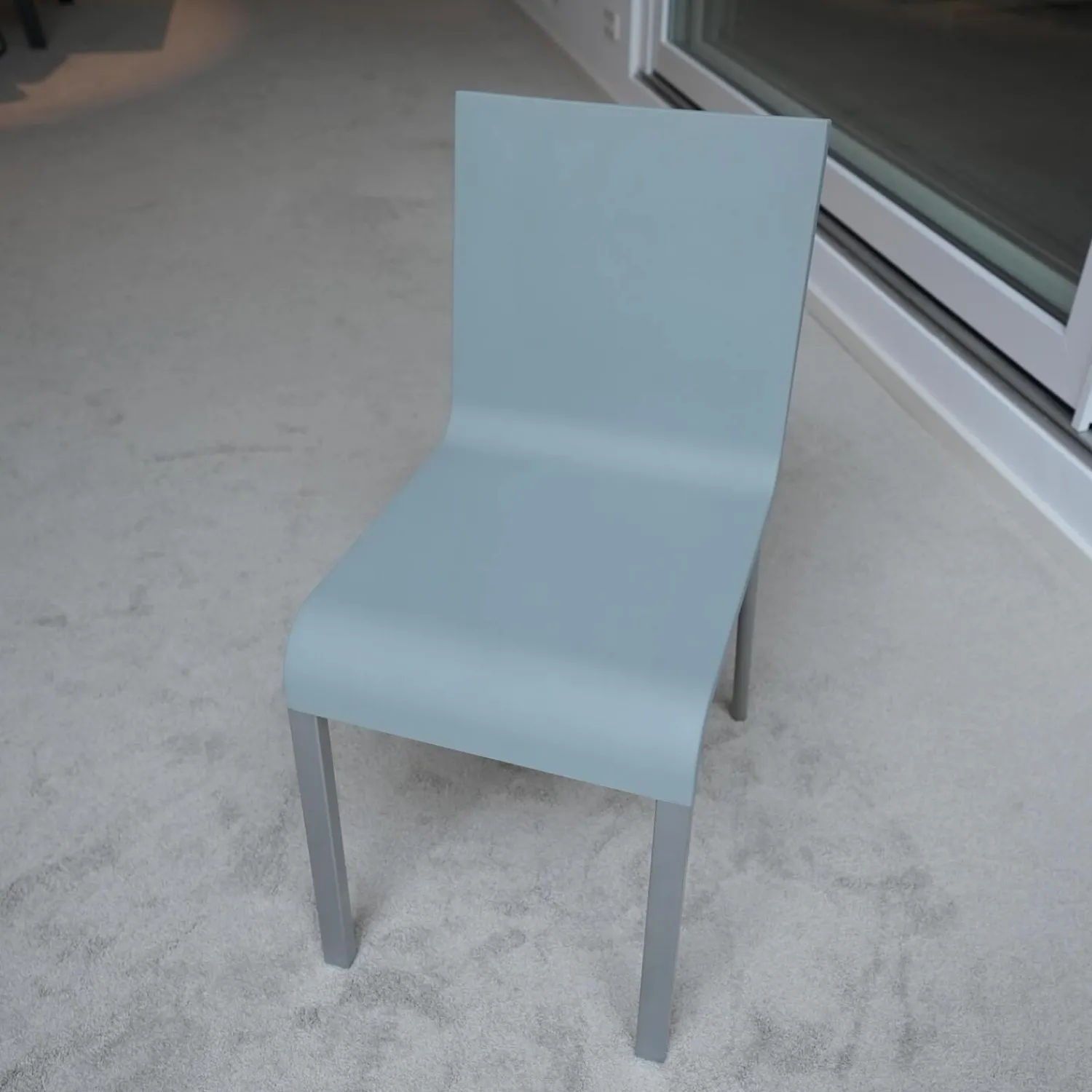 Vitra Einzelstühle|Stuhl 03 Sitzschalenfarbe Hellgrau Untergestell Pulverbeschichtet Silber Glatt