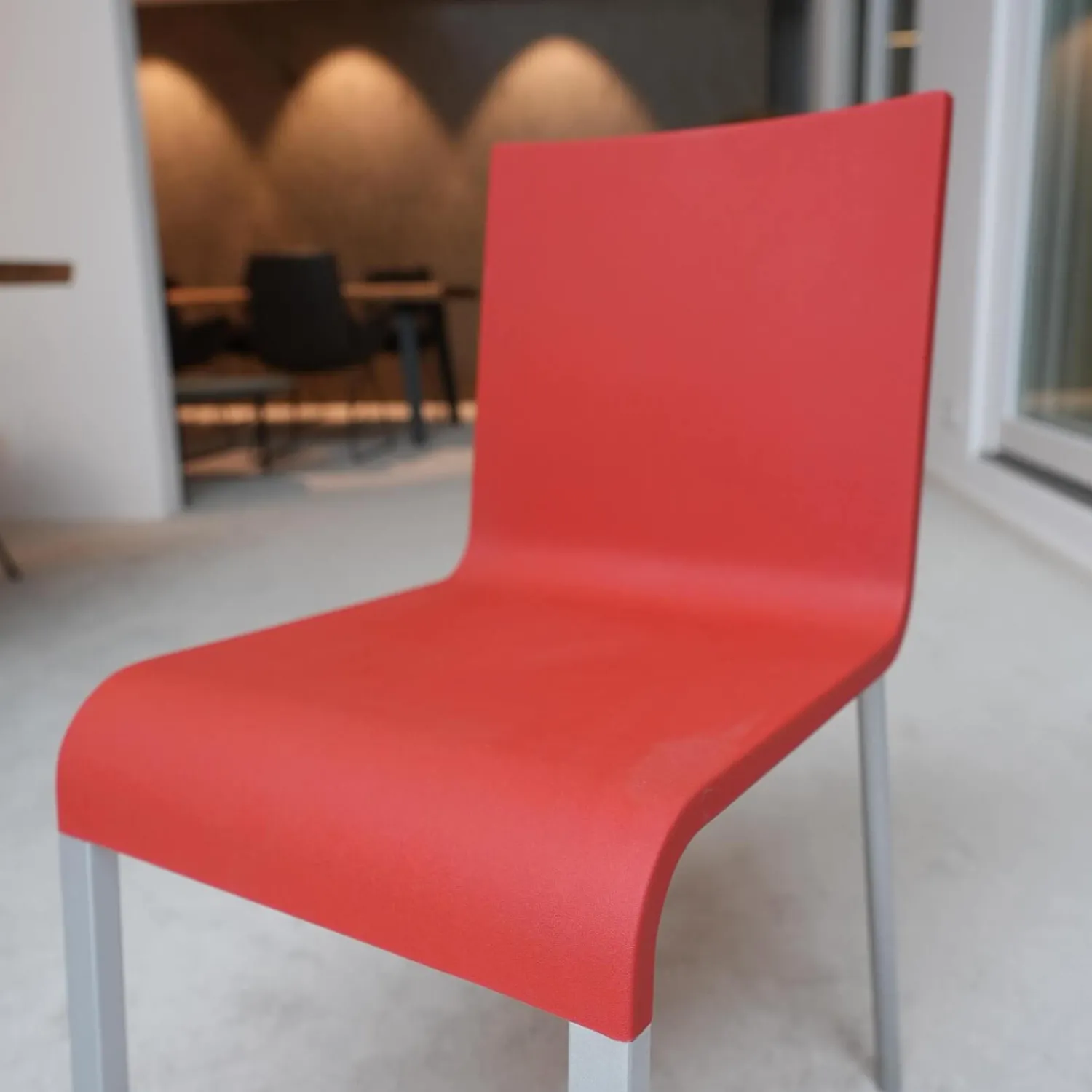 Vitra Einzelstühle|Stuhl 03 Sitzschalenfarbe Signalrot Untergestell Pulverbeschichtet Silber Glatt