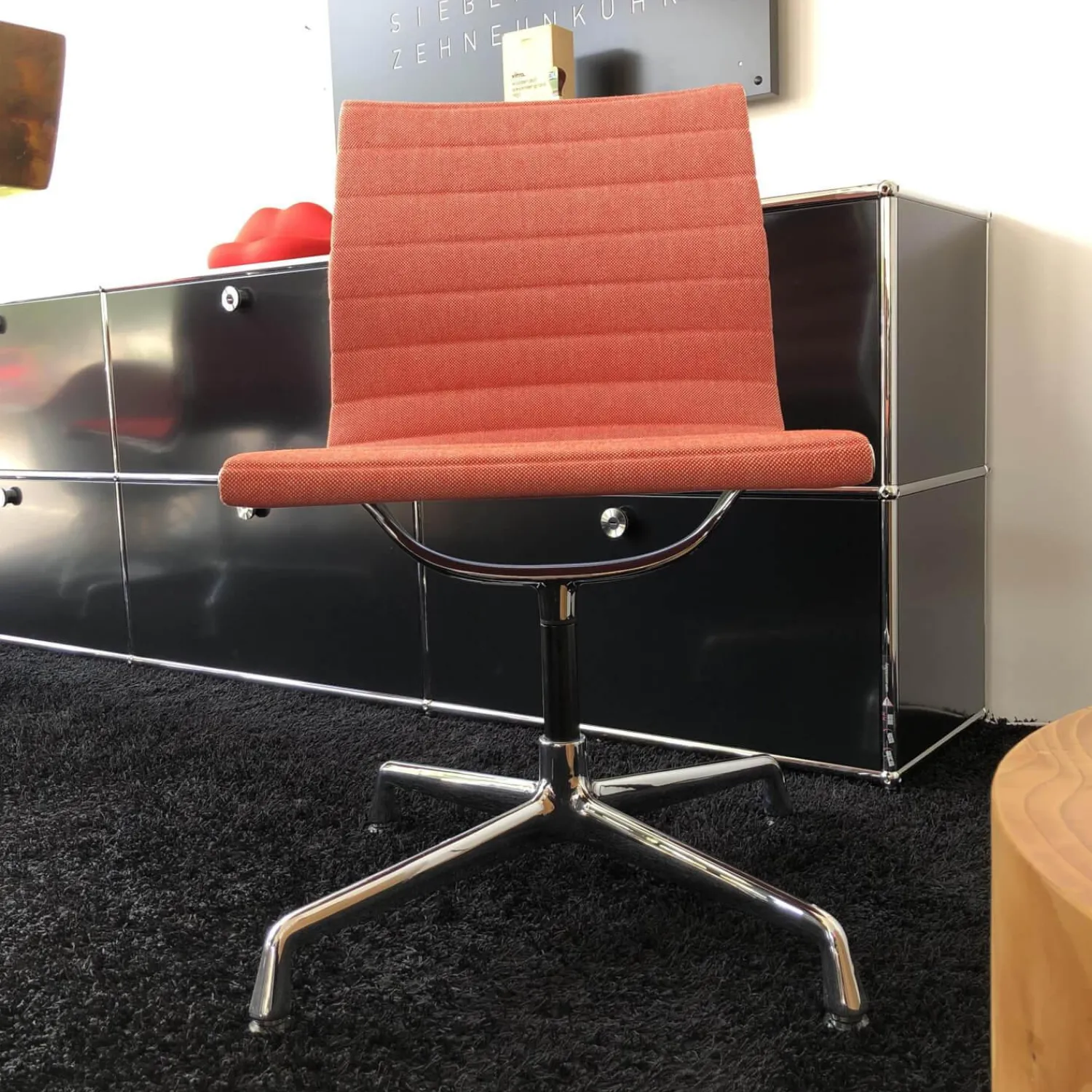 Vitra Bürostühle|Stuhl Aluminium Chair EA 101 Stoff Hopsak Poppy Red Elfenbein