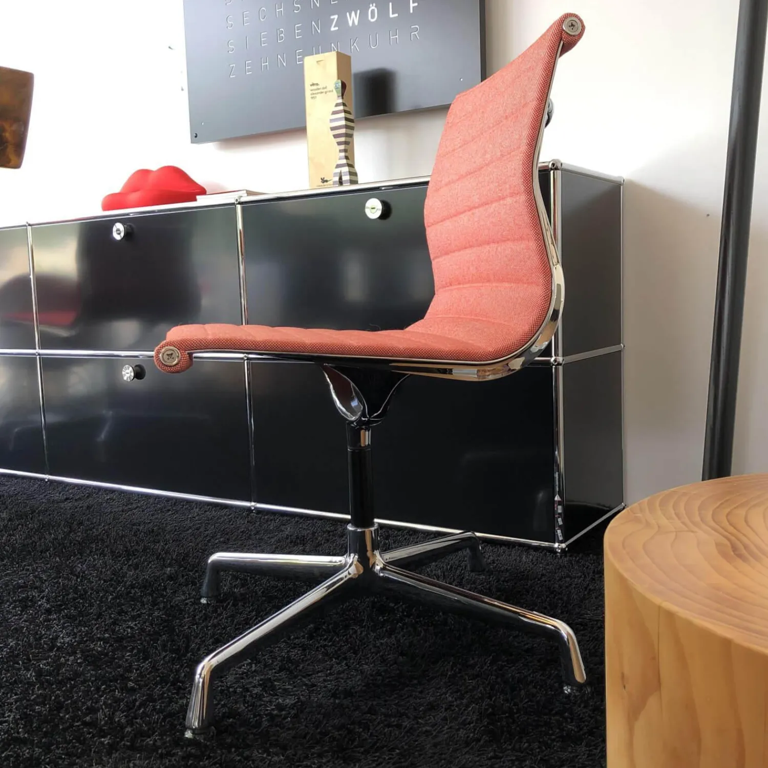 Vitra Bürostühle|Stuhl Aluminium Chair EA 101 Stoff Hopsak Poppy Red Elfenbein