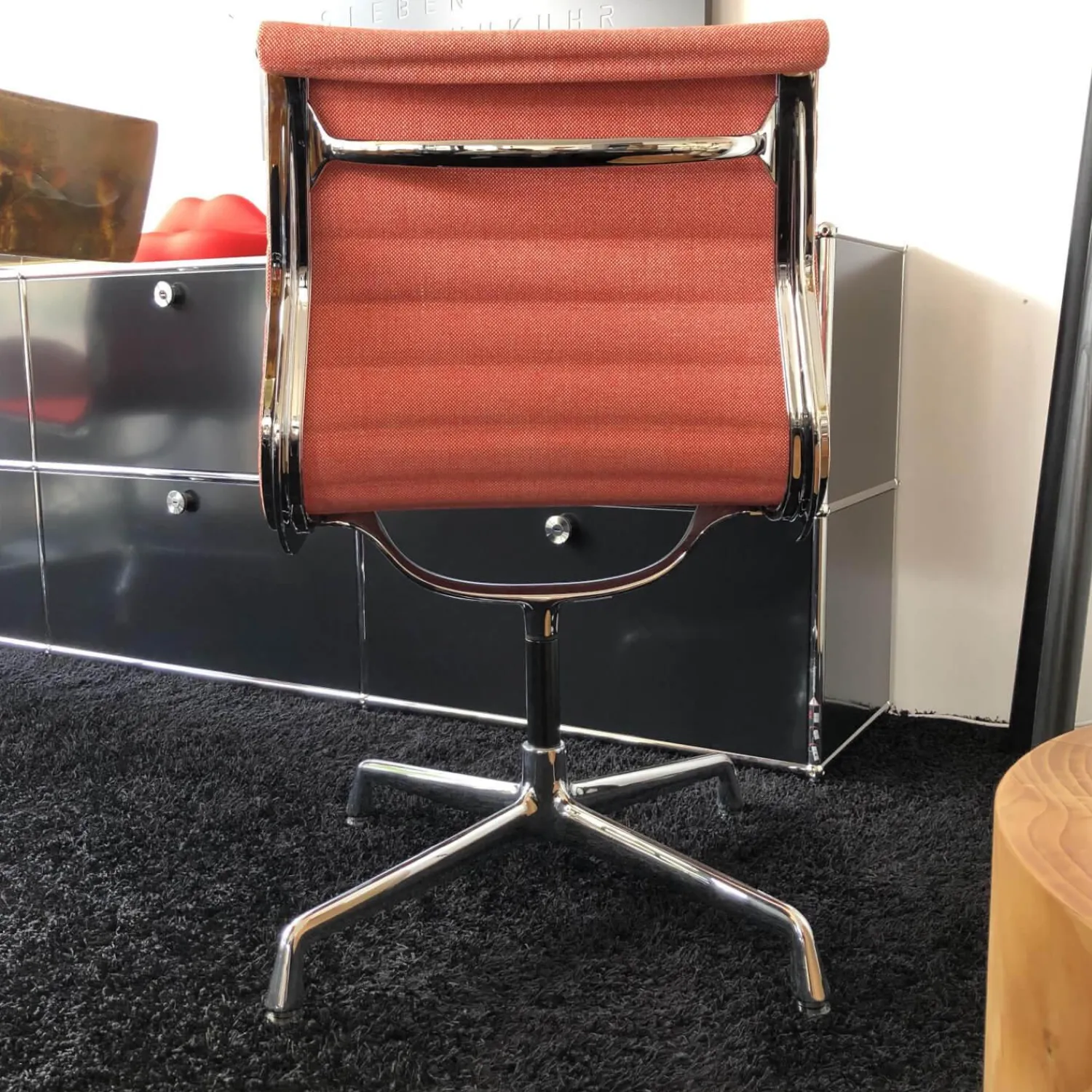 Vitra Bürostühle|Stuhl Aluminium Chair EA 101 Stoff Hopsak Poppy Red Elfenbein