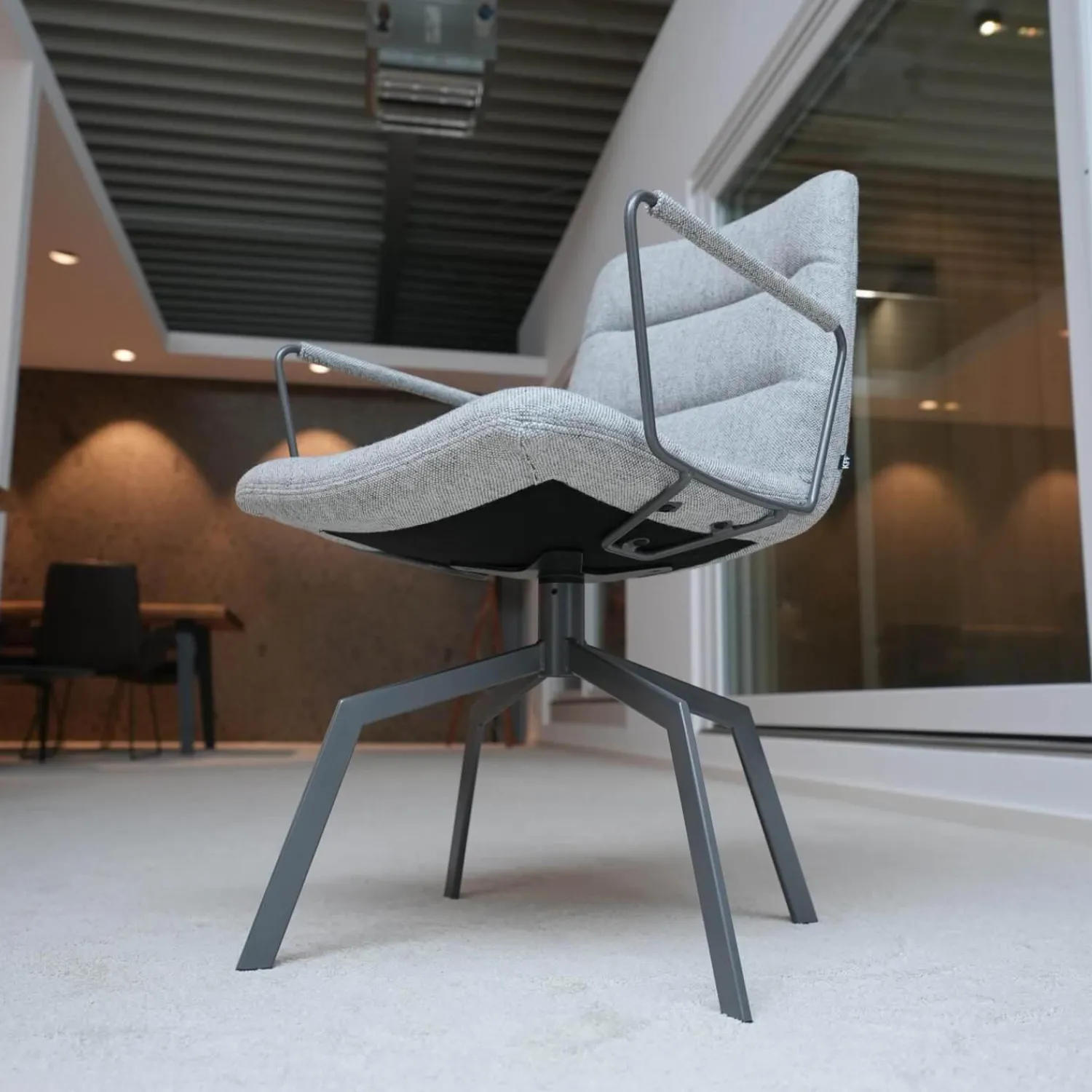 KFF Einzelstühle|Stuhl Arva Light Stoff Hallingdal 116 4-Fuß-Stern-Gestell In Struktur M 15 Eisenblank