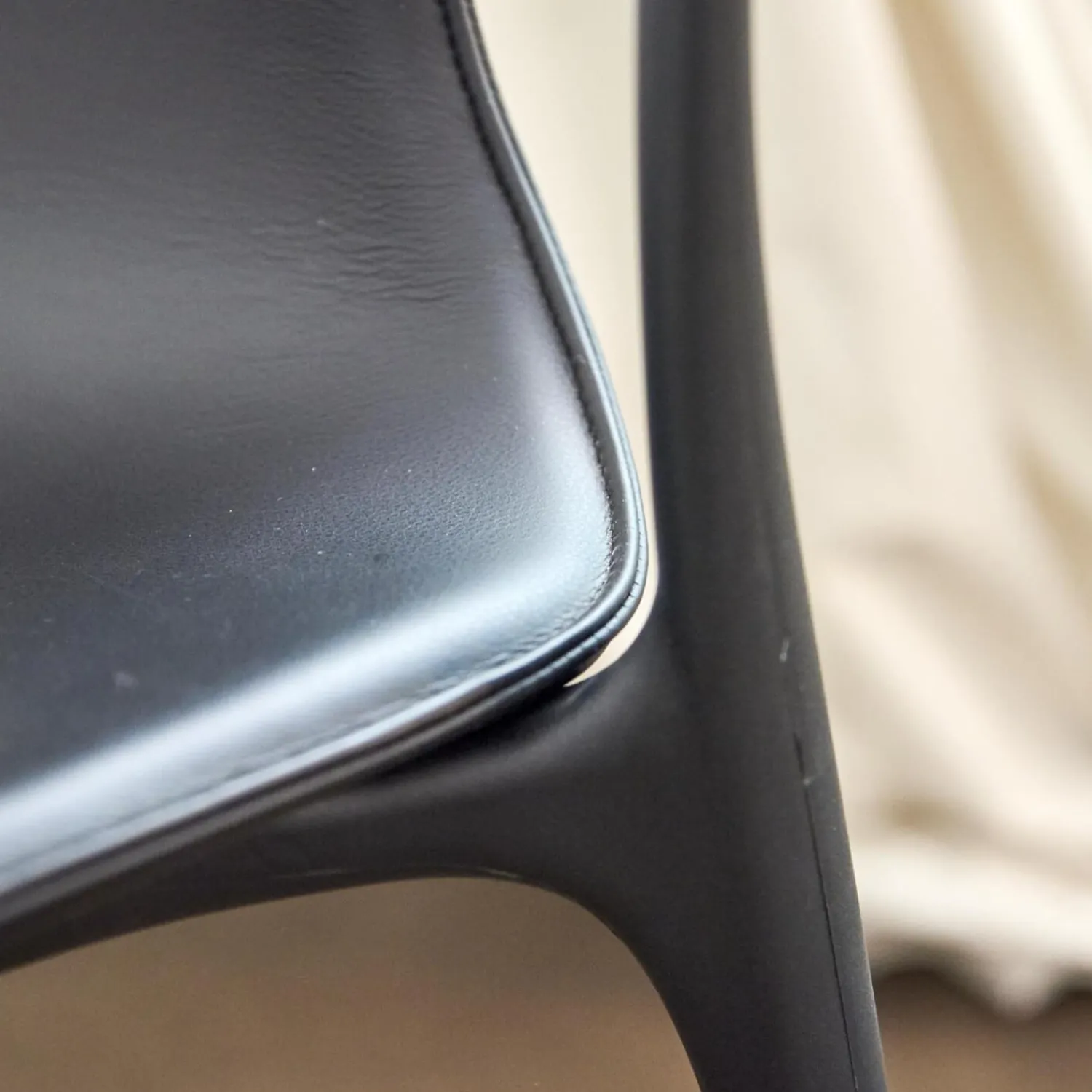 Vitra Einzelstühle|Stuhl Belleville Textil Leder Premium Schwarz Gestell Polyamid Spritzguss Tiefschwarz