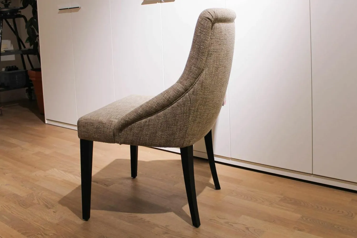 Porada Einzelstühle|Stuhl Chloé Stoff Patch V.05 Grau Gestell Nussbaum Canaletta Gebeizt