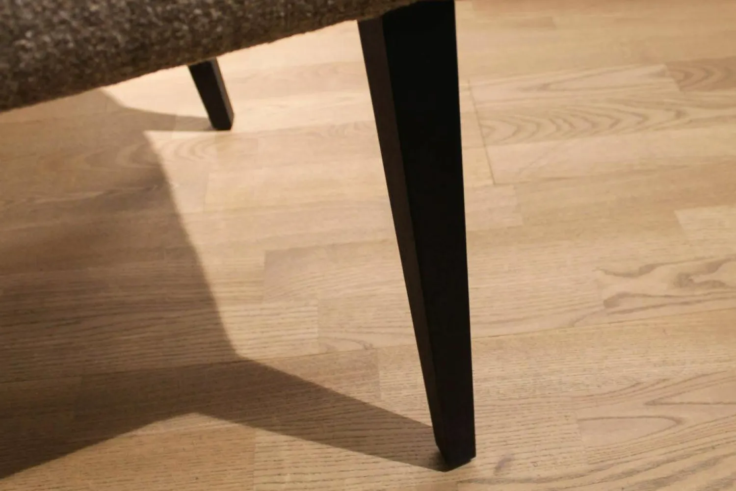 Porada Einzelstühle|Stuhl Chloé Stoff Patch V.05 Grau Gestell Nussbaum Canaletta Gebeizt