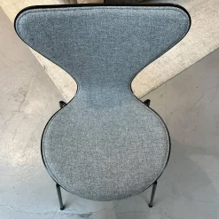Fritz Hansen Einzelstühle|Stuhl Die Serie 7 Stoff Hallingdal Grau 130 Rücken Esche Schwarz Gestell Metall 3107 Schwarz Pulverbeschichtet