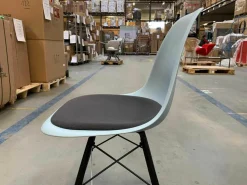 Vitra Einzelstühle|Stuhl DSW Eames Plastic Side Chair Dunkelgrau Eisgrau mit Sitzpolster