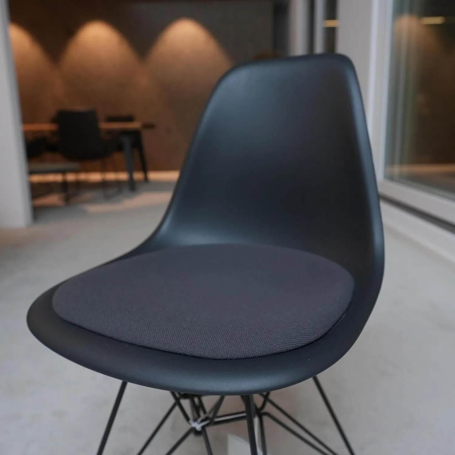 Vitra Einzelstühle|Stuhl Eames Plastic Side Chair DSR Stoff Hopsak Dunkelgrau Drahtgestell Basic Dark