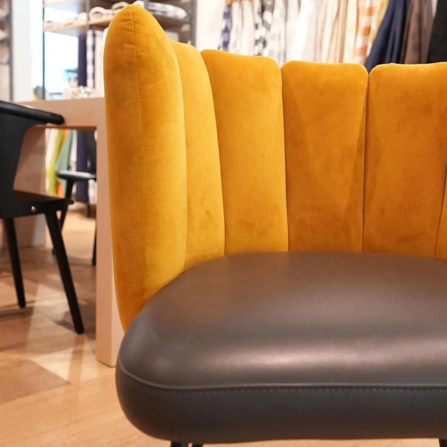 KFF Einzelstühle|Stuhl Gaia Bezug Sitz Leder Sauvage Anthrazit Rücken Stoff Seven Ocre Gelb Metallgestell Struktur Schwarz