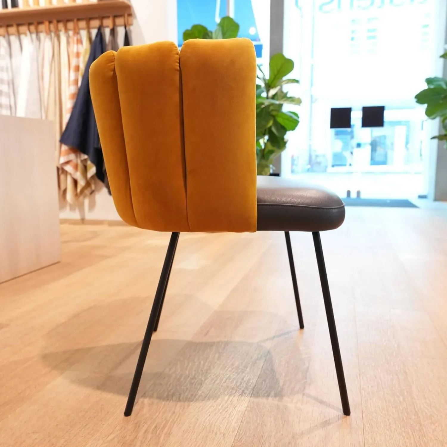 KFF Einzelstühle|Stuhl Gaia Bezug Sitz Leder Sauvage Anthrazit Rücken Stoff Seven Ocre Gelb Metallgestell Struktur Schwarz