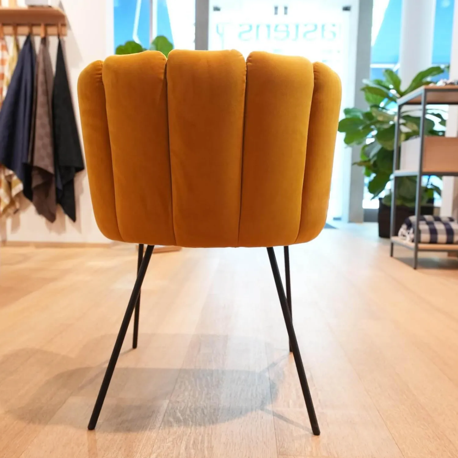 KFF Einzelstühle|Stuhl Gaia Bezug Sitz Leder Sauvage Anthrazit Rücken Stoff Seven Ocre Gelb Metallgestell Struktur Schwarz