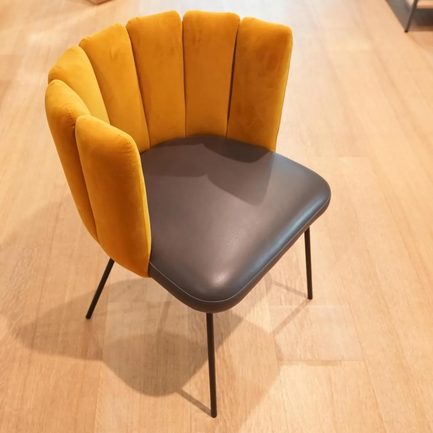 KFF Einzelstühle|Stuhl Gaia Bezug Sitz Leder Sauvage Anthrazit Rücken Stoff Seven Ocre Gelb Metallgestell Struktur Schwarz