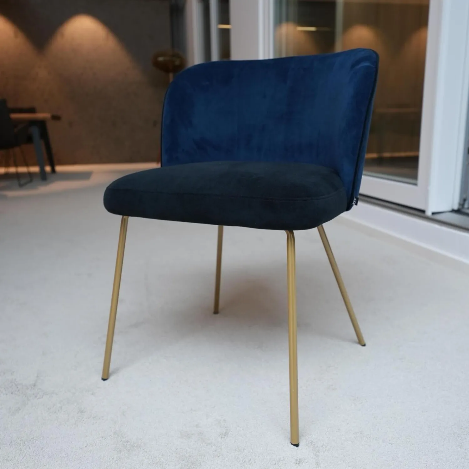 KFF Einzelstühle|Stuhl Gaia Line V1 Sitz Stoff Seven Onyx 169 Rücken Stoff Seven Navi 46 Gestell Messing