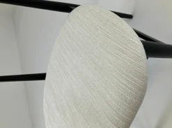 Gubi Einzelstühle|Stuhl Gent Stoff Chenille 01 Wollweiß Beine Black Stained Ash Schwarz