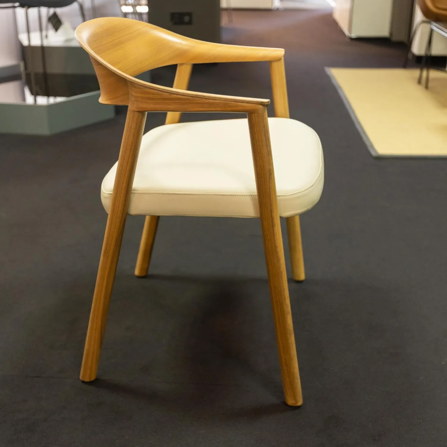 Pedrali Stuhlsets|Einzelstühle|Stuhl Hera Leder PGC Hellgrau Gestell Nussbaum