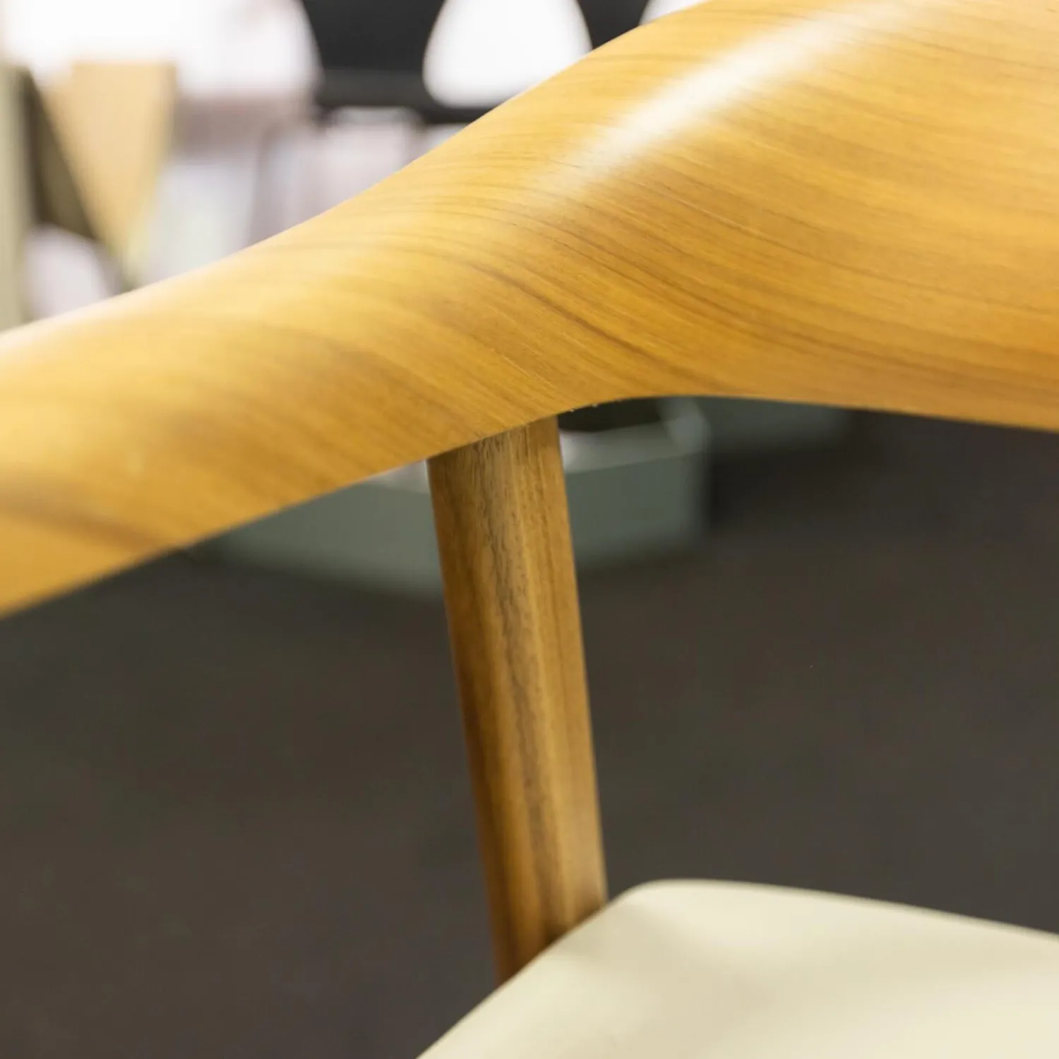 Pedrali Stuhlsets|Einzelstühle|Stuhl Hera Leder PGC Hellgrau Gestell Nussbaum