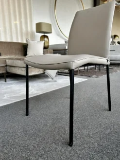 Christine Kröncke Einzelstühle|Stuhl Jaro 100 Bezug Leder Comfort Alpaca Grey Grau Gestell Edelstahlrohr Schwarz Pulverbeschichtet