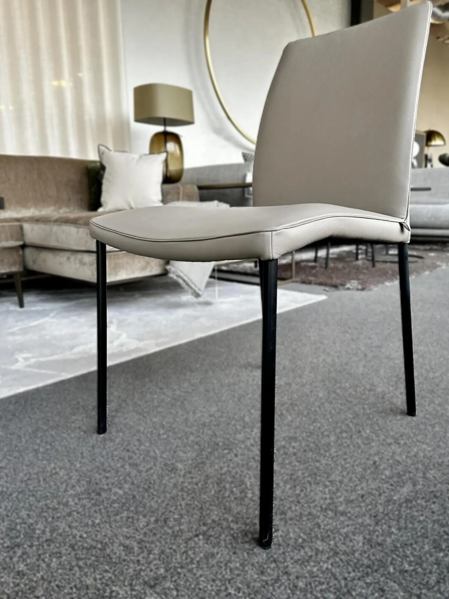 Christine Kröncke Einzelstühle|Stuhl Jaro 100 Bezug Leder Comfort Alpaca Grey Grau Gestell Edelstahlrohr Schwarz Pulverbeschichtet