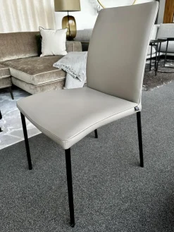 Christine Kröncke Einzelstühle|Stuhl Jaro 100 Bezug Leder Comfort Alpaca Grey Grau Gestell Edelstahlrohr Schwarz Pulverbeschichtet