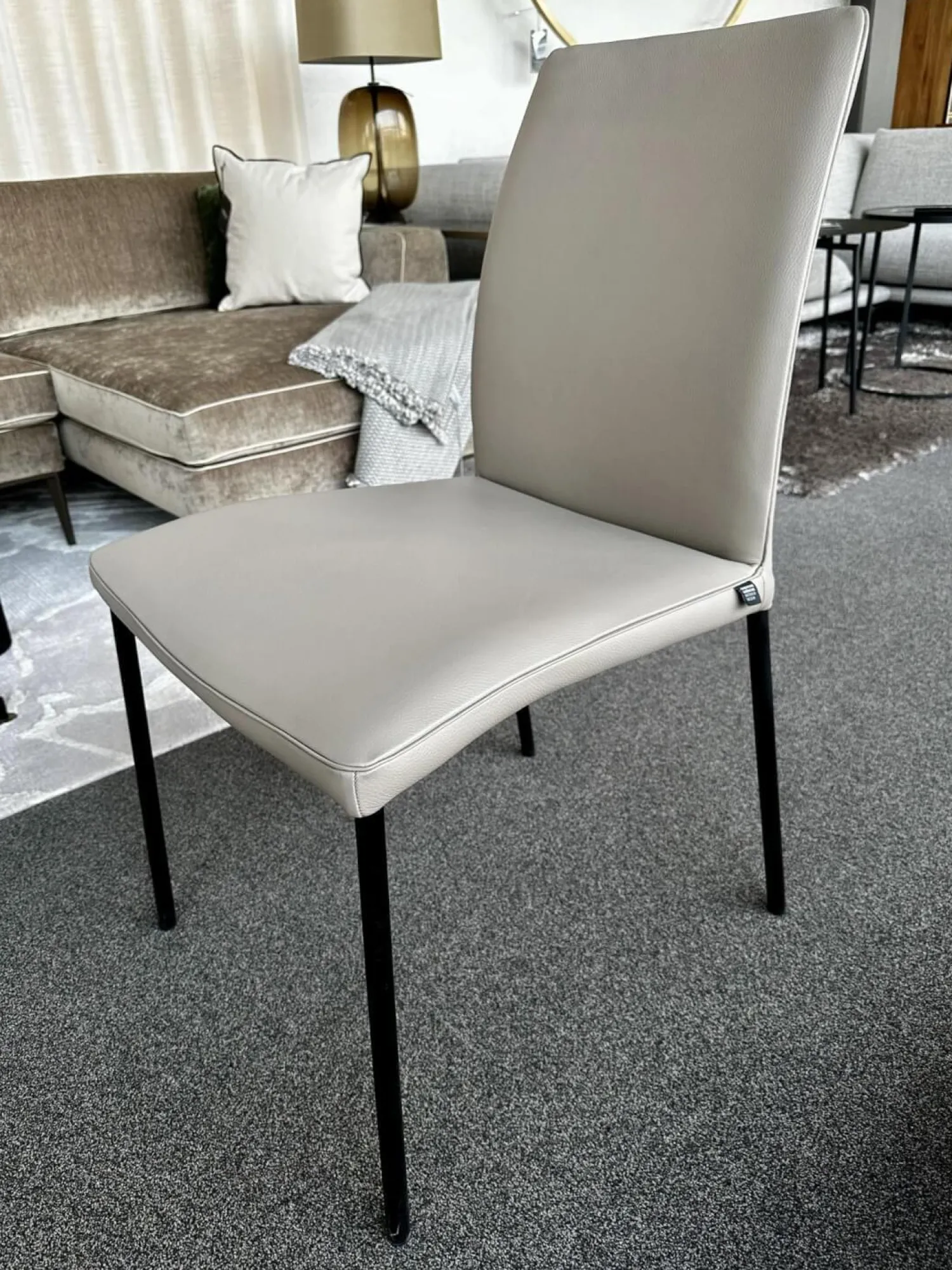 Christine Kröncke Einzelstühle|Stuhl Jaro 100 Bezug Leder Comfort Alpaca Grey Grau Gestell Edelstahlrohr Schwarz Pulverbeschichtet