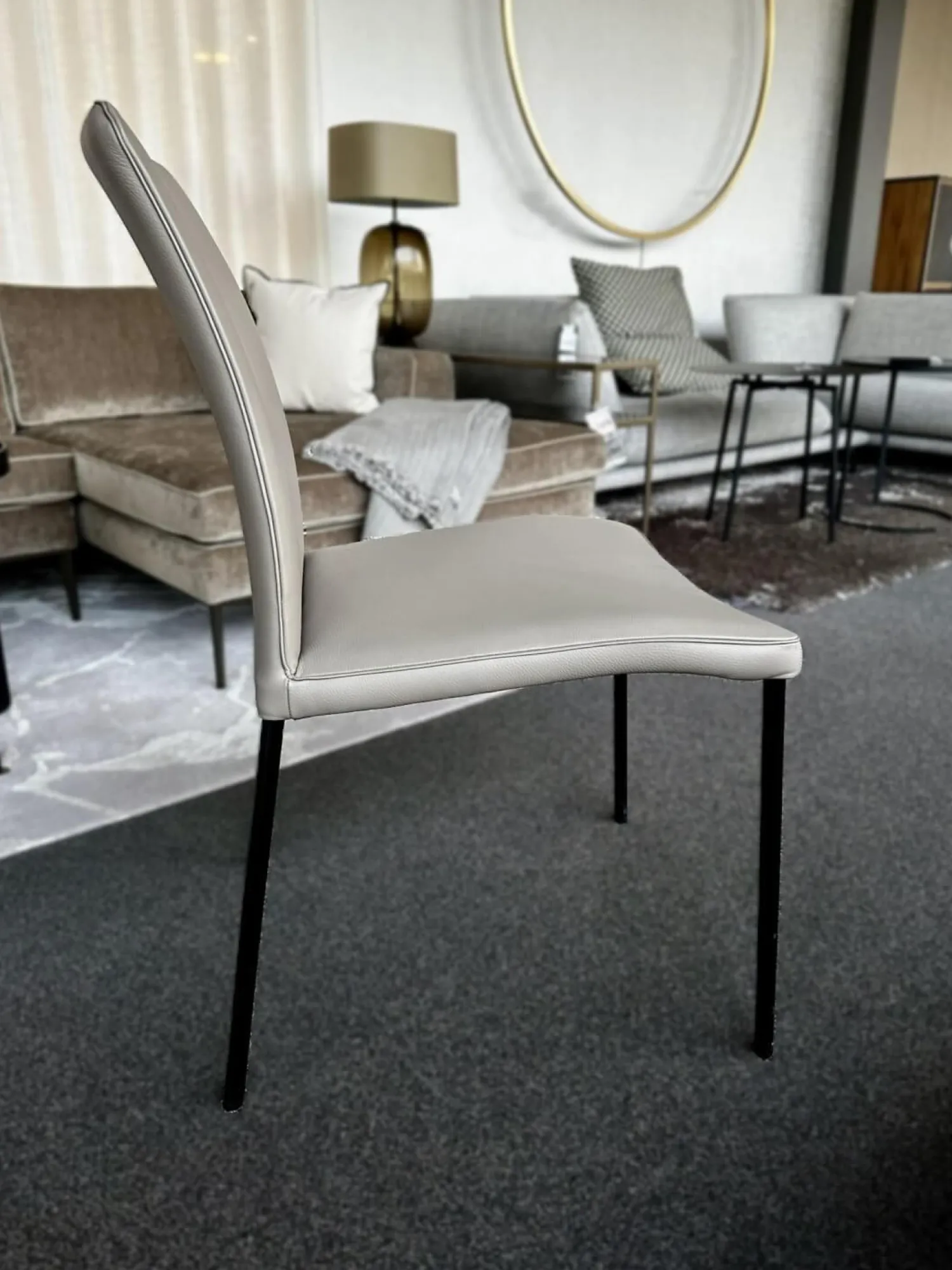 Christine Kröncke Einzelstühle|Stuhl Jaro 100 Bezug Leder Comfort Alpaca Grey Grau Gestell Edelstahlrohr Schwarz Pulverbeschichtet