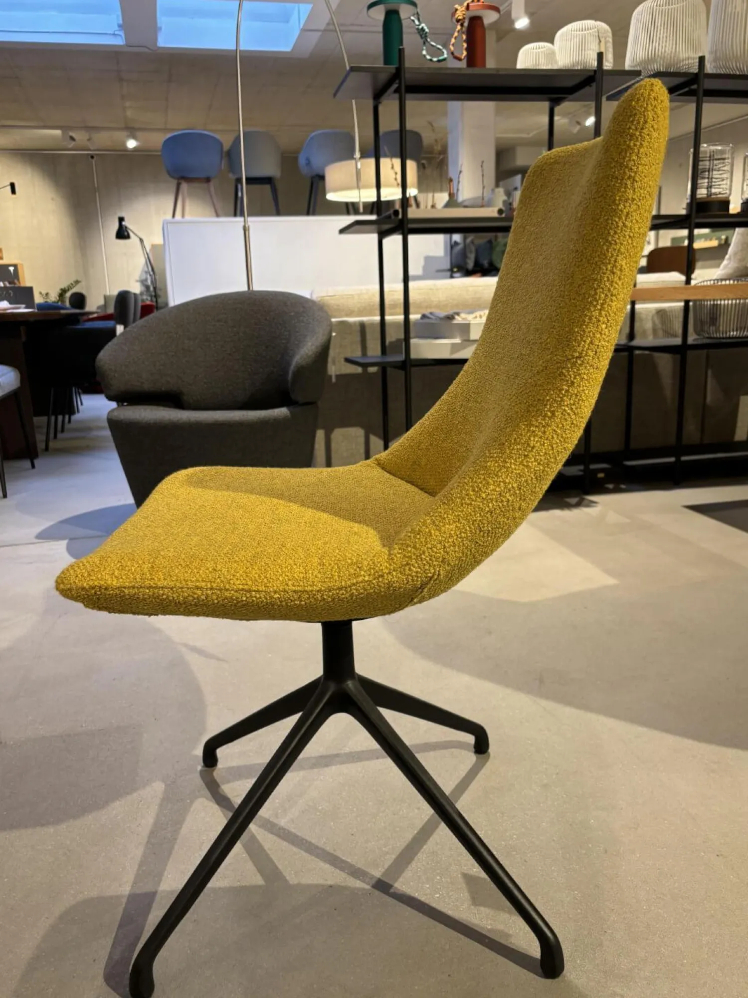 Werther Einzelstühle|Stuhl Jona Stoff Brera U 3280 Gelb Gestell Fußkreuz Schwarz Drehbar