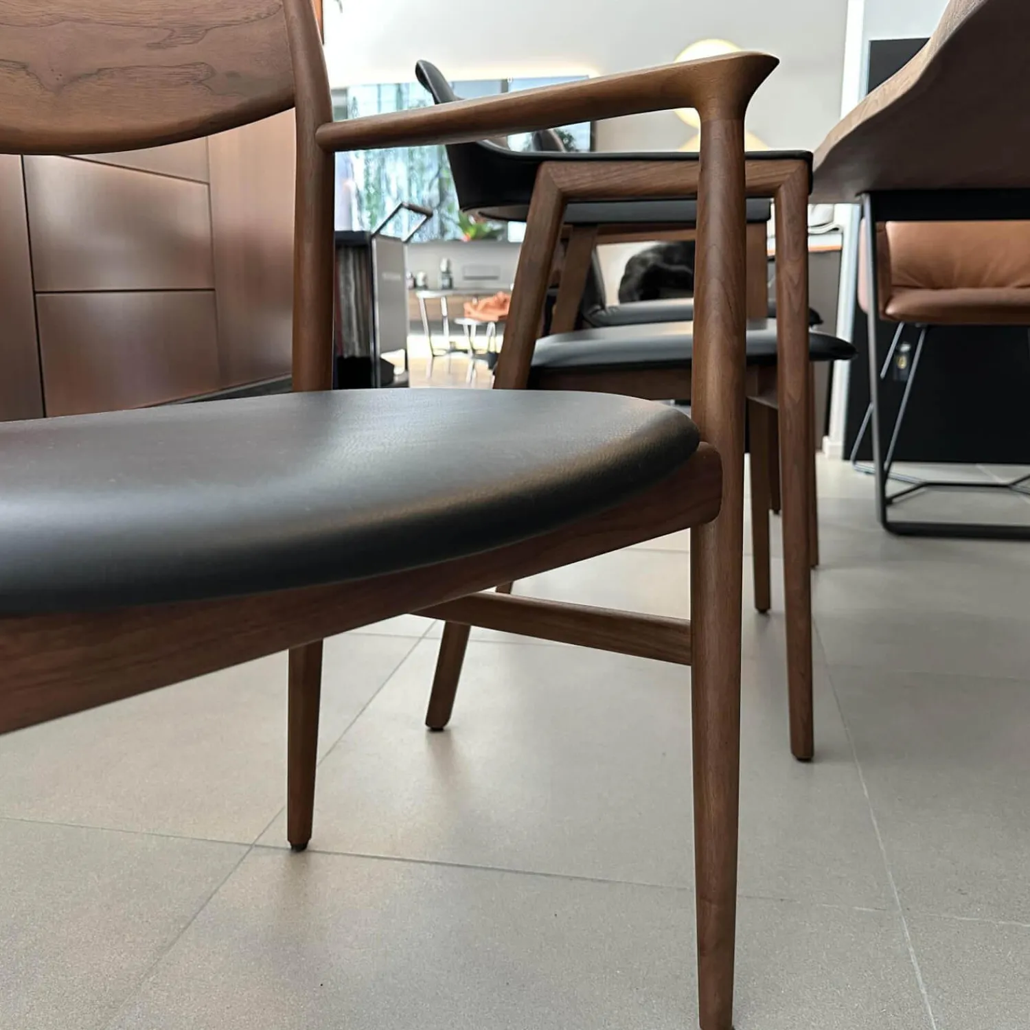 Conde House Einzelstühle|Stuhl Kamuy Leder L3 Schwarz Gestell Nussbaum Massiv