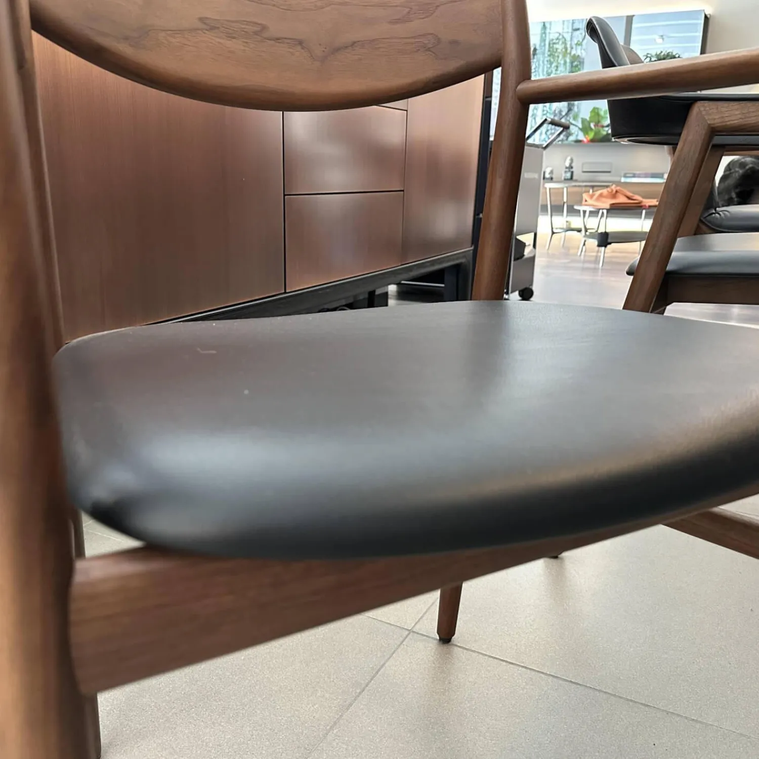 Conde House Einzelstühle|Stuhl Kamuy Leder L3 Schwarz Gestell Nussbaum Massiv