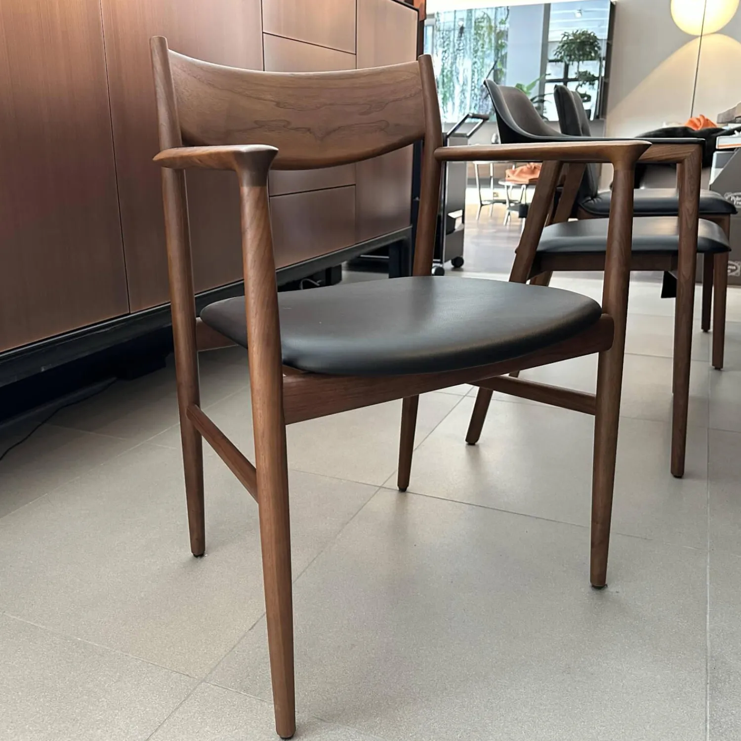 Conde House Einzelstühle|Stuhl Kamuy Leder L3 Schwarz Gestell Nussbaum Massiv