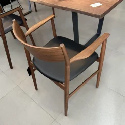 Conde House Einzelstühle|Stuhl Kamuy Leder L3 Schwarz Gestell Nussbaum Massiv