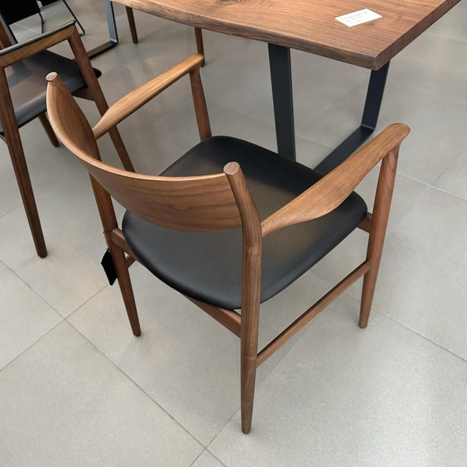 Conde House Einzelstühle|Stuhl Kamuy Leder L3 Schwarz Gestell Nussbaum Massiv