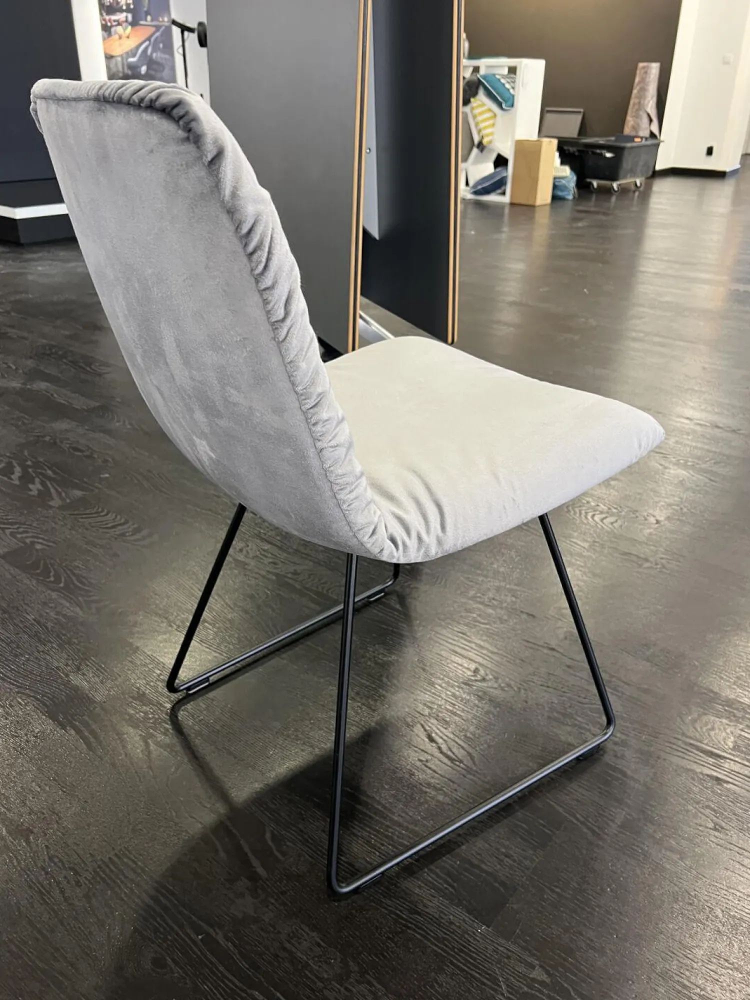 Freifrau Einzelstühle|Stuhl Leya Stoff Sahco Avalon 0043 Silber Metall Kufengestell Tiefschwarz