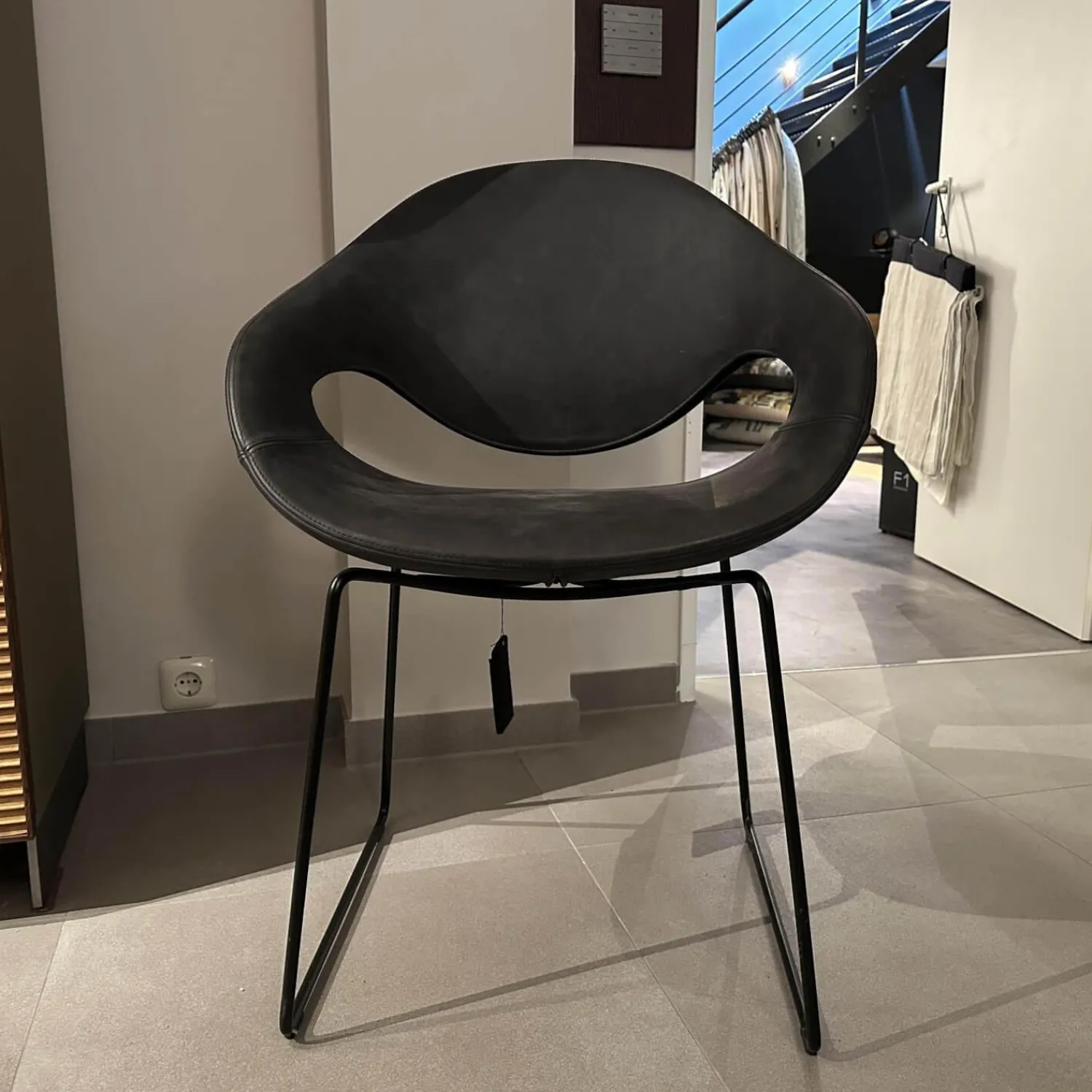 Tonon Einzelstühle|Stuhl Moon Leder Savana 974 Schwarz Grau Gestell 92 Stahl Nero 64 Schwarz