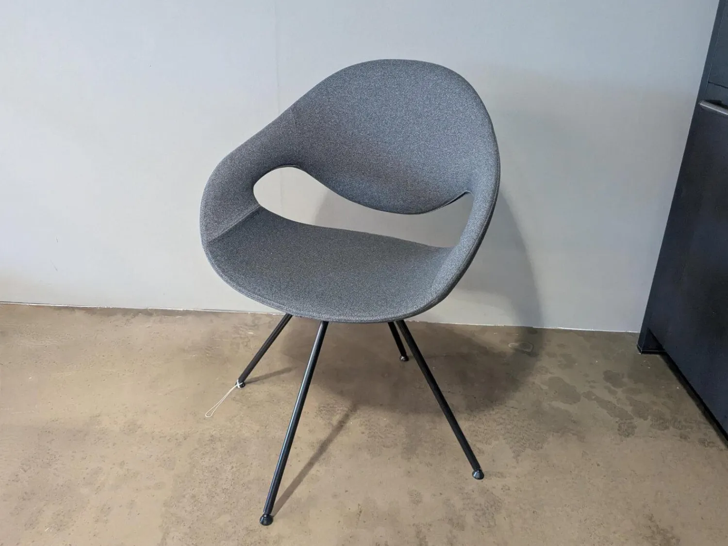 Tonon Einzelstühle|Stuhl Moon Stoff Dunkelgrau 4 MC Füße Schwarz